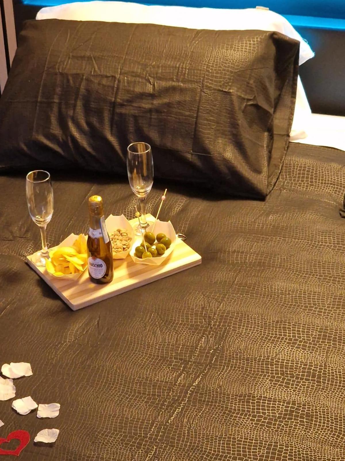 Charm E Chic Apartment Napoli Ngoại thất bức ảnh