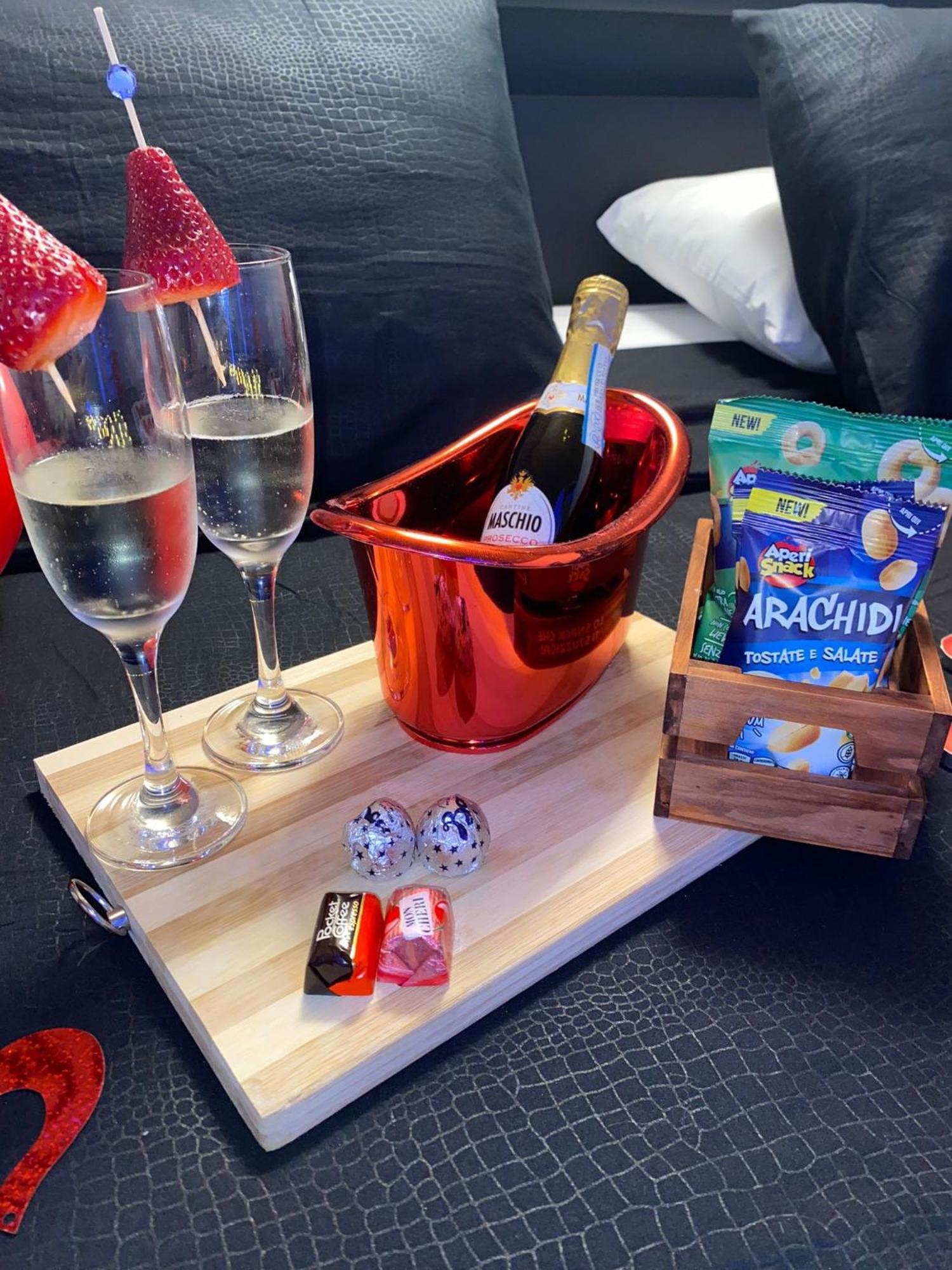Charm E Chic Apartment Napoli Ngoại thất bức ảnh
